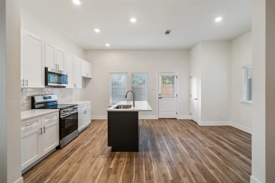 408 W Marlin St, Willis, TX 77378 - #2