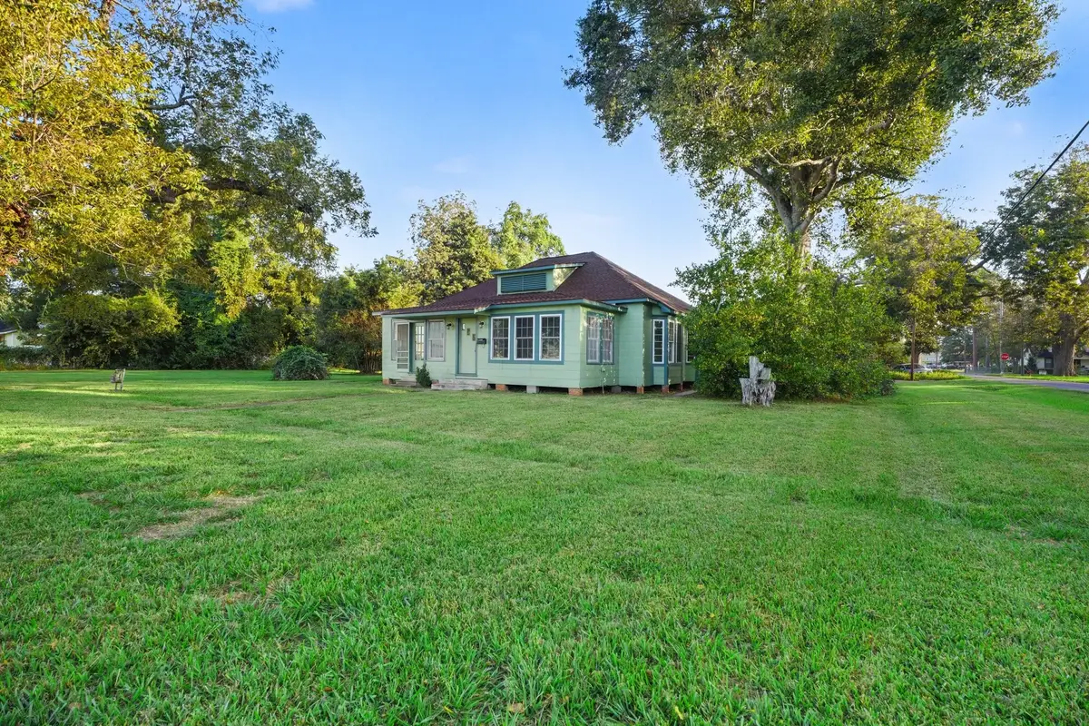 402 N Oak Street, Sweeny, TX 77480 - #1