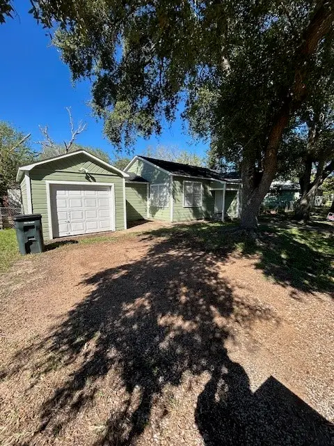 1304 Yupon Street, El Campo, TX 77437 - Image #1