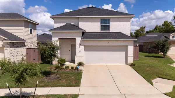 402 Flycatcher Court, Clute, TX 77531
