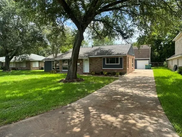 1607 W Houston Dr, La Marque, TX 77568