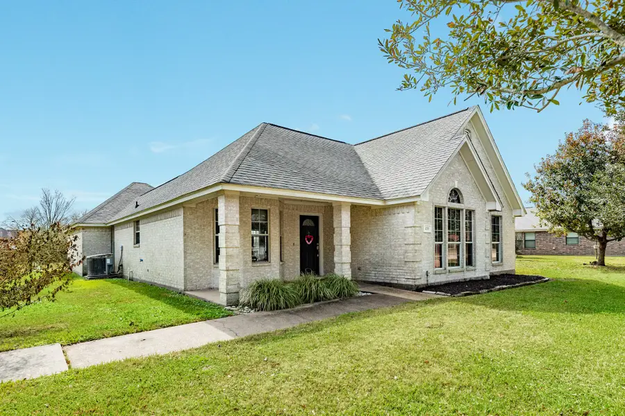 155 Silverbell Circle, Lake Jackson, TX 77566 - #2