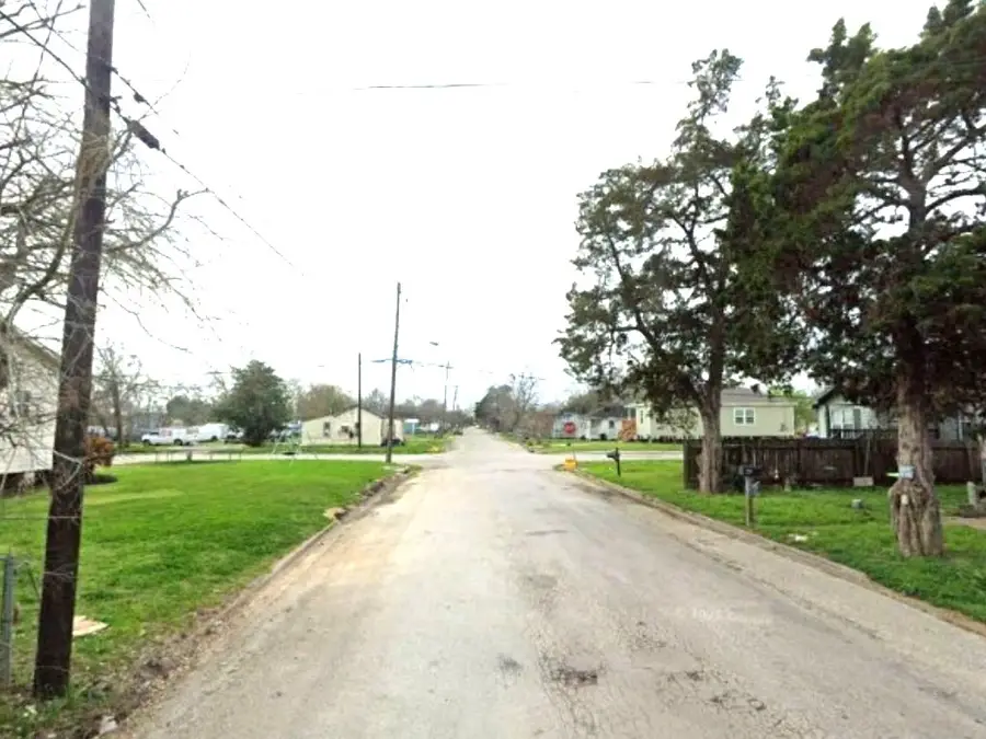 209 Moutray Avenue, Wharton, TX 77488 - #2