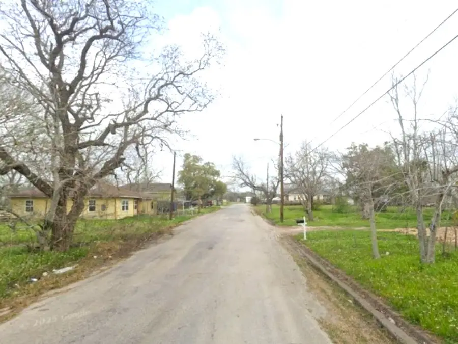 209 Moutray Avenue, Wharton, TX 77488 - #3