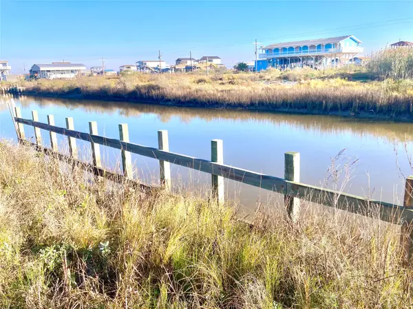 1136 Pennington Street, Gilchrist, TX 77617