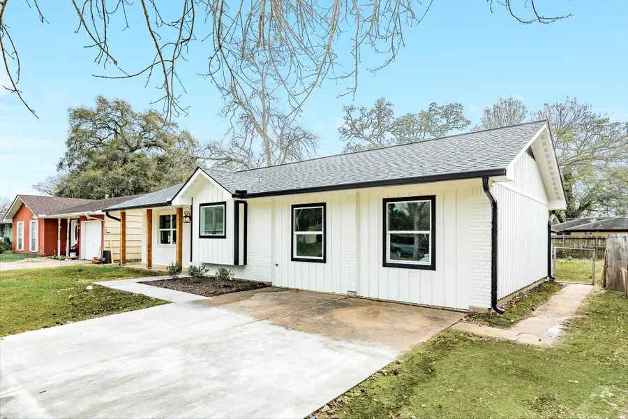 300 N Shanks Street, Clute, TX 77531 - #2