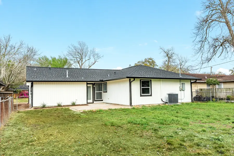 300 N Shanks Street, Clute, TX 77531 - #3
