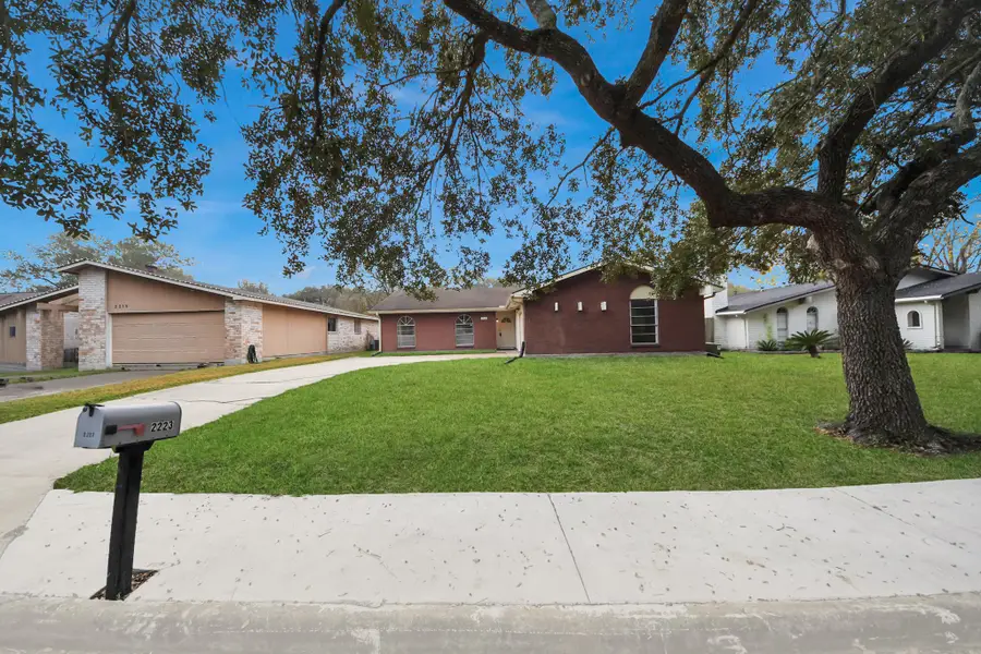 2223 Fairgreen Drive, Missouri City, TX 77489 - Image #2