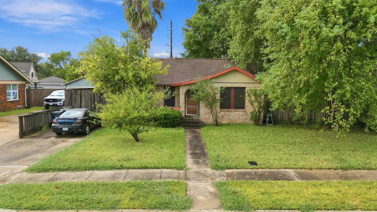 423 Lakeview Drive, Sugar Land, TX 77498 - #1