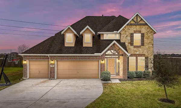 202 San Saba Dr, Mont Belvieu, TX 77523