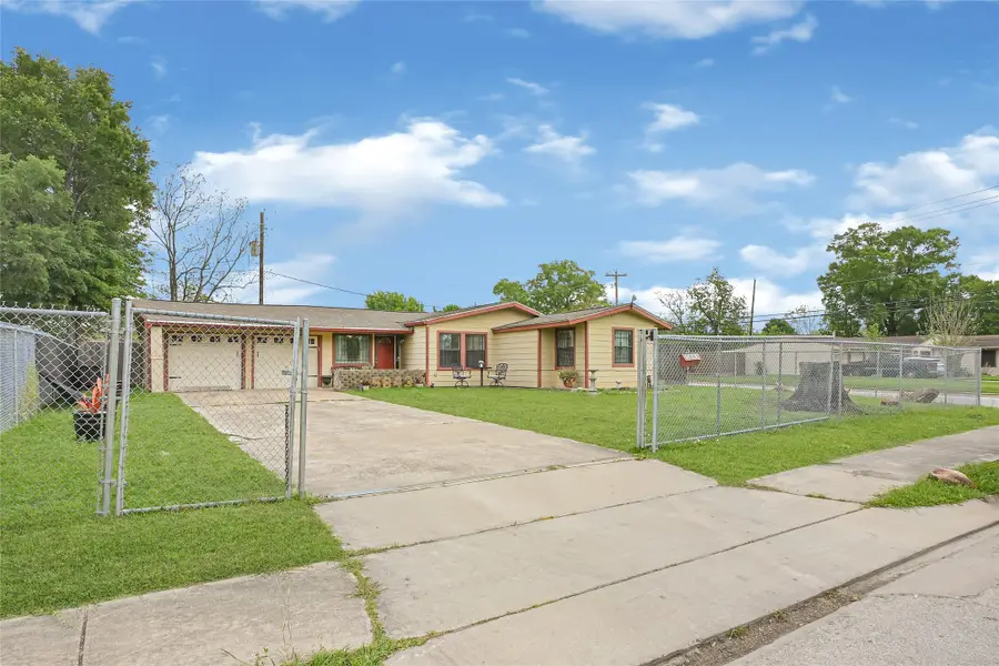 5843 Kenilwood Drive, Houston, TX 77033 - #2