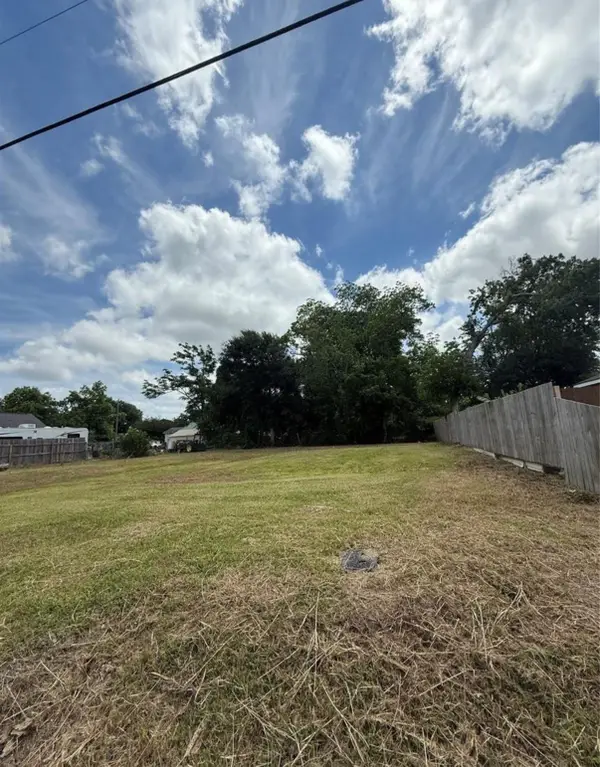 106 S Washington Street, Texas City, TX 77591