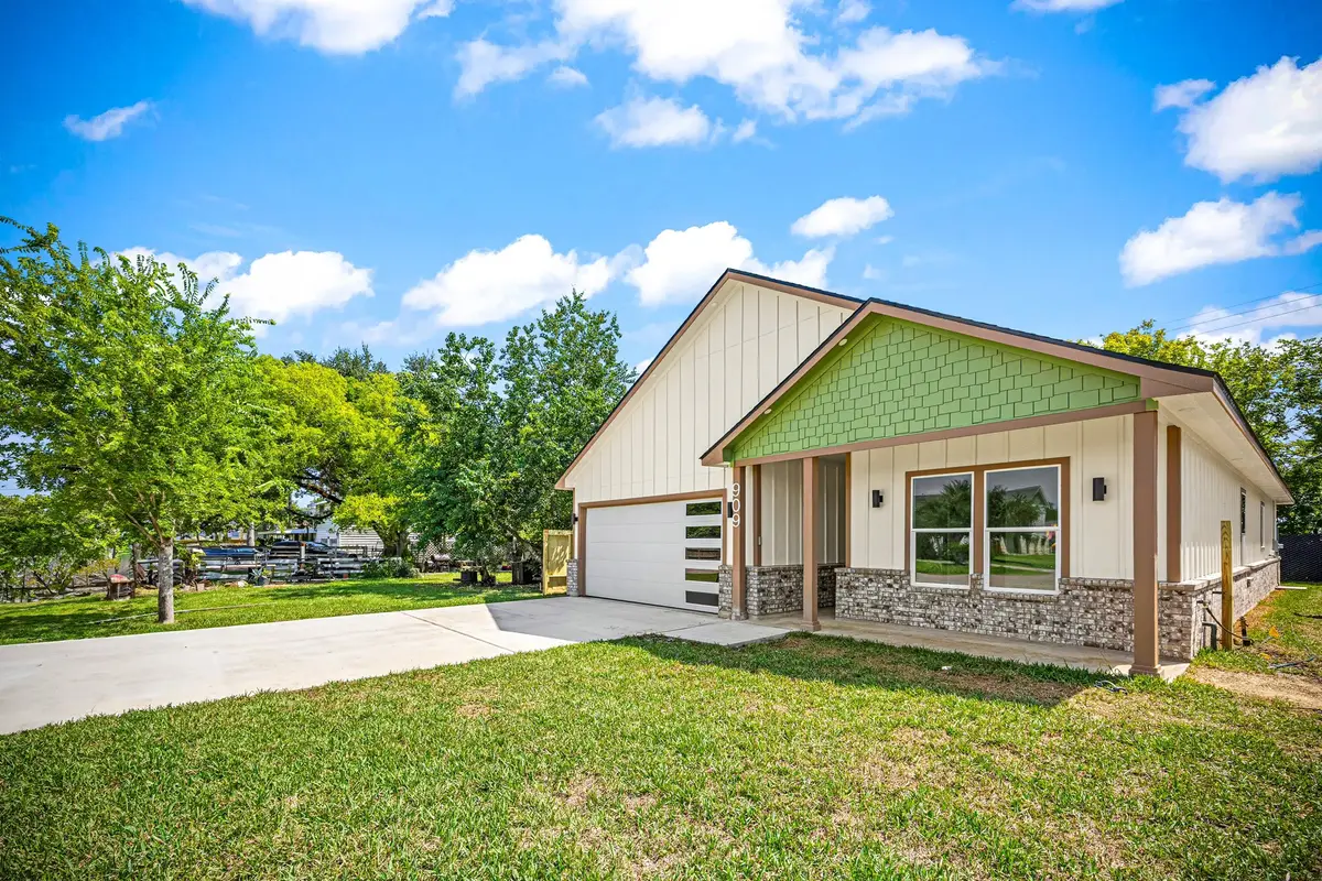 909 Santa Anna Lane, La Porte, TX 77571 - Image #1