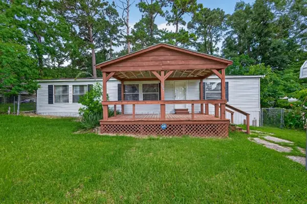 121 E Oak Shadows, Onalaska, TX 77360