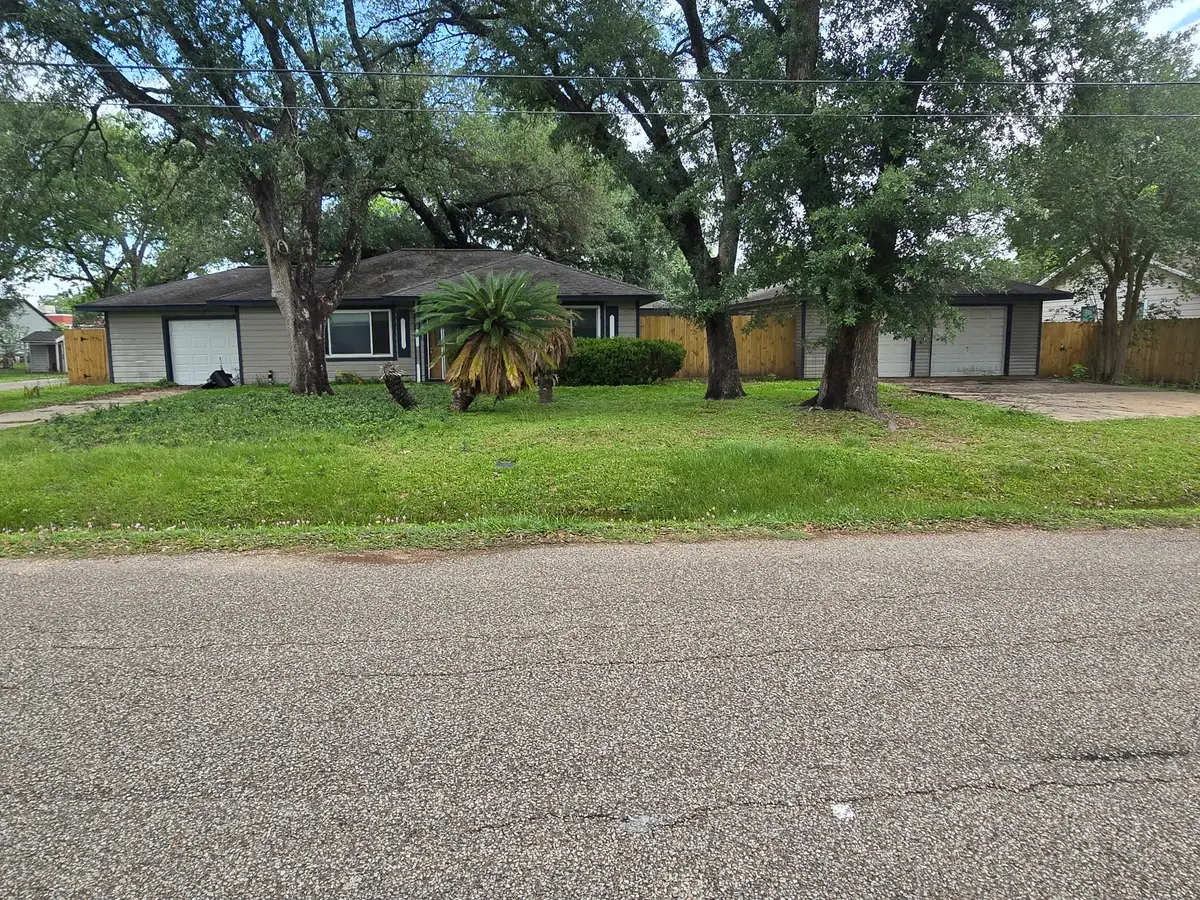 401 E Dumble Street, Alvin, TX 77511 - #1
