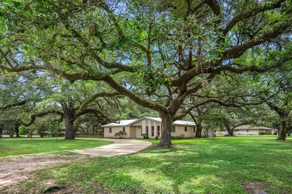 103 King Drive, Columbus, TX 78934