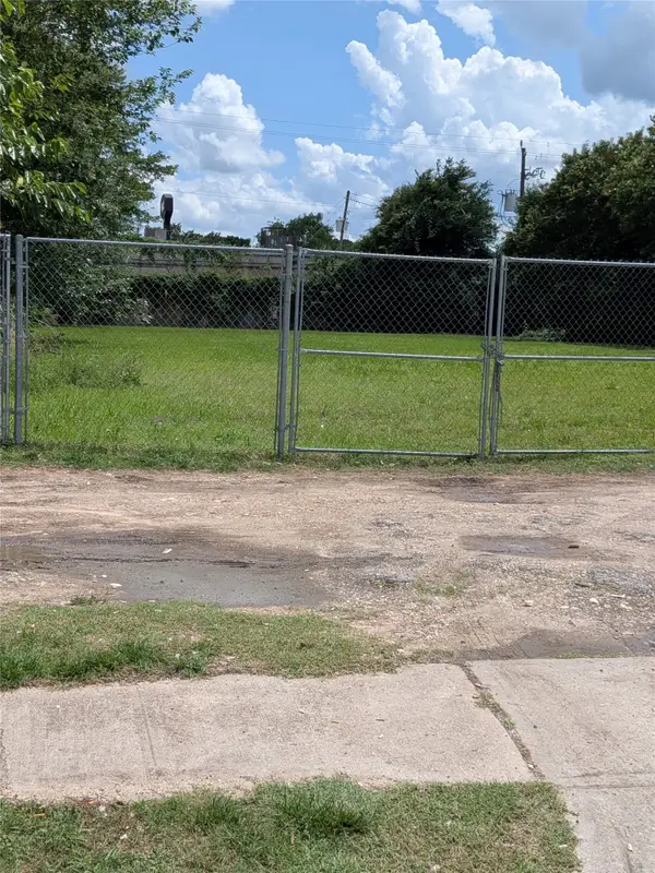 8539 S Breeze Dr, South Houston, TX 77071