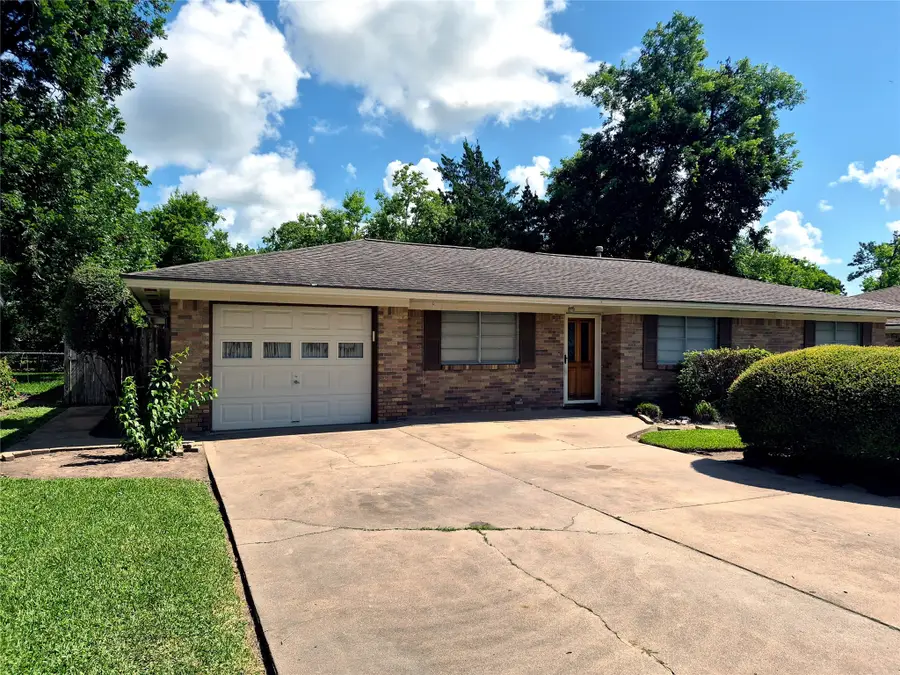 613 Southside Drive, Angleton, TX 77515 - #2