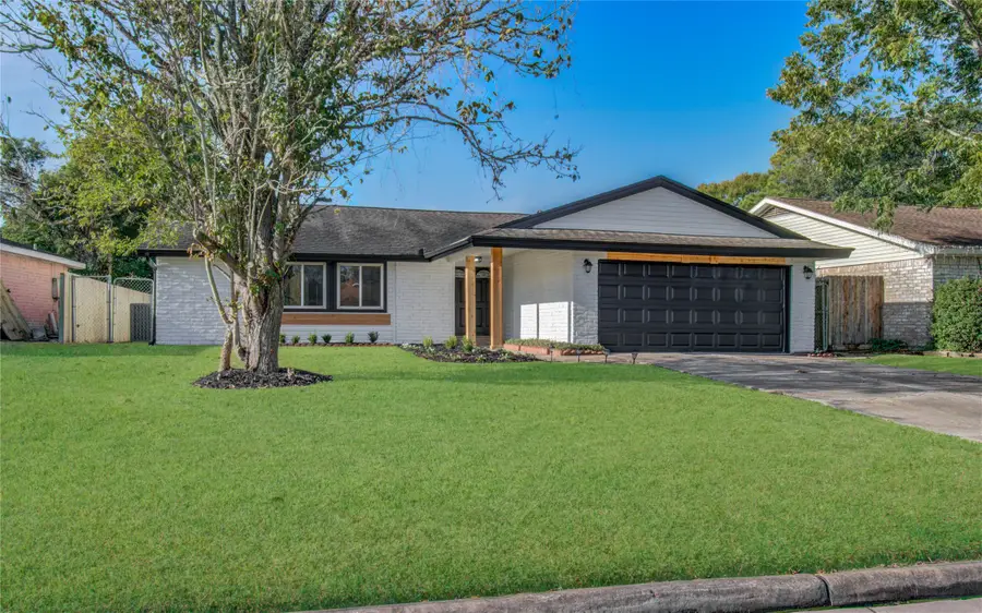 17114 Barcelona Drive, Friendswood, TX 77546 - Image #2