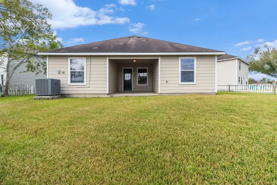 2605 Zackery Court, Dickinson, TX 77539 - Image #2