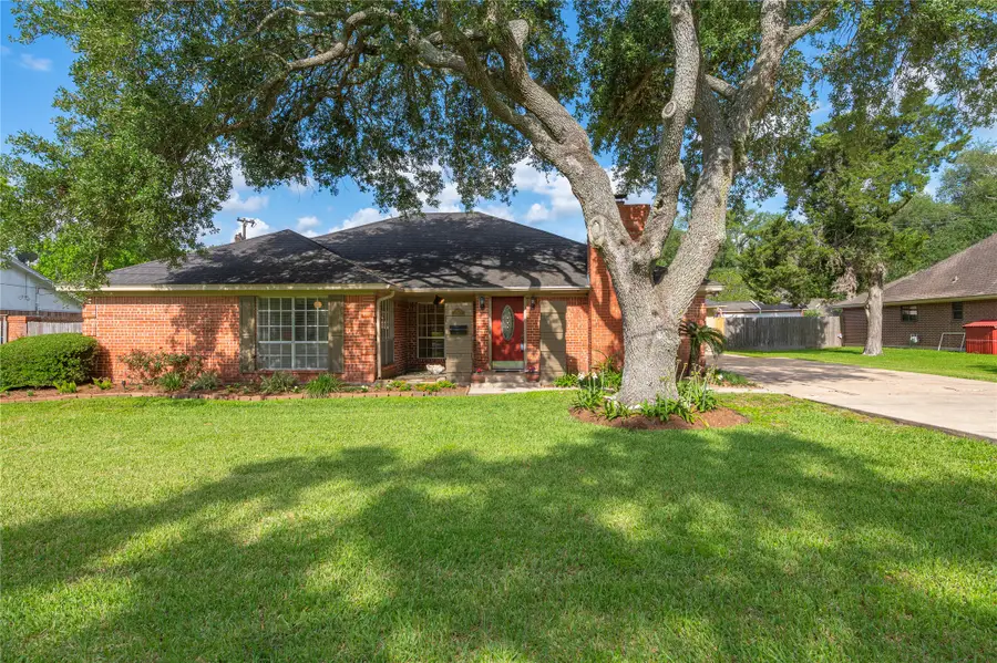 1604 S Hill Street, Alvin, TX 77511 - #2