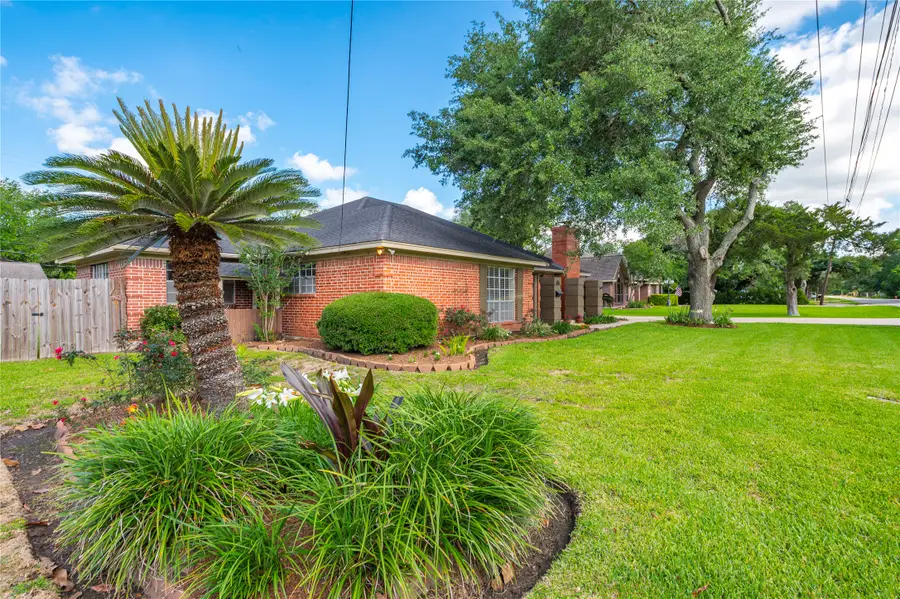 1604 S Hill Street, Alvin, TX 77511 - #3