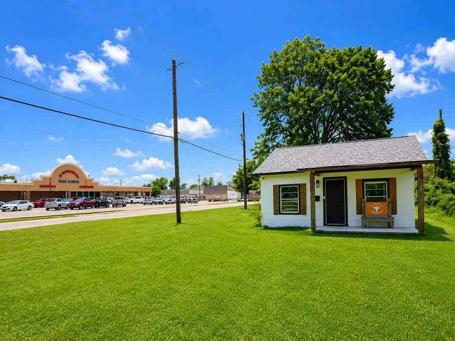 424 Thomas Street, Clute, TX 77531 - #2
