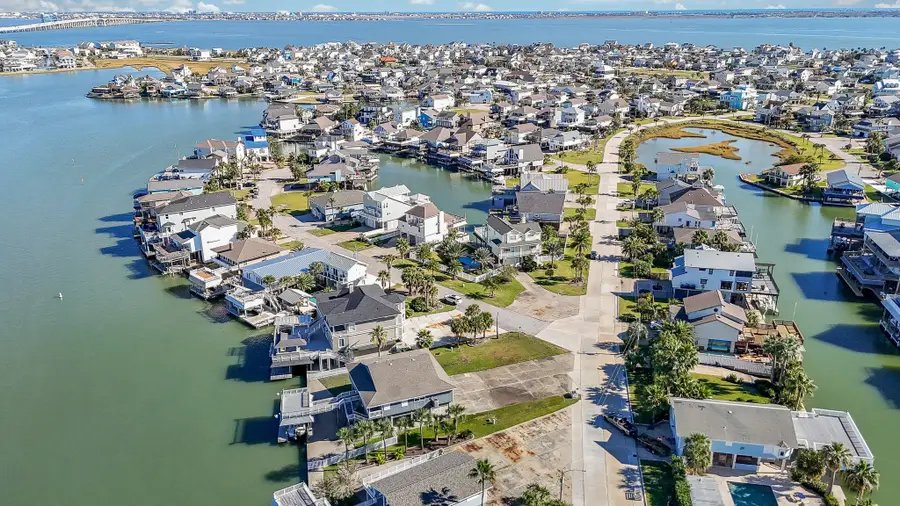 538 Paradise Drive, Tiki Island, TX 77554 - Image #2