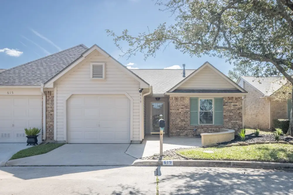 619 E Country Grove Circle, Pearland, TX 77584 - #1