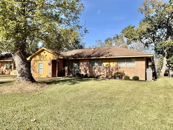 111 Mimosa, Lake Jackson, TX 77566