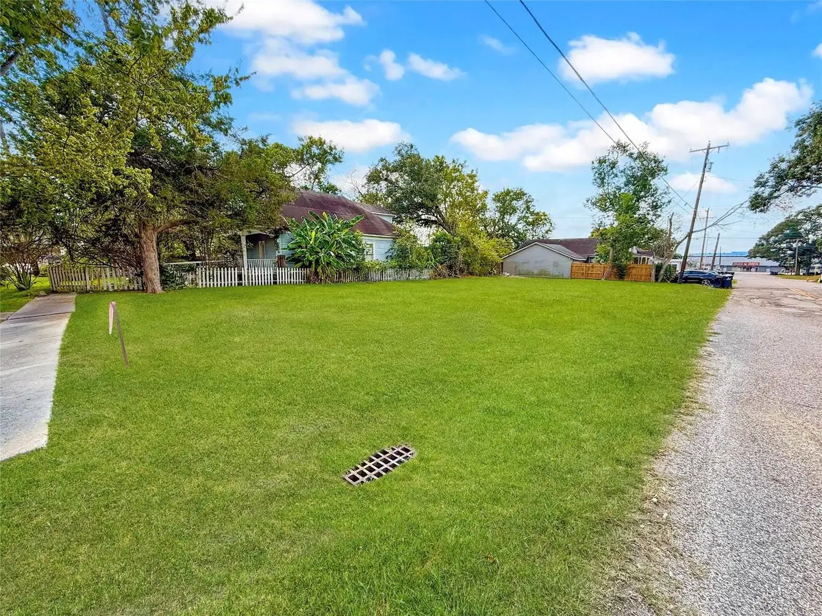 115 W Cleveland Street, Alvin, TX 77511 - Image #1