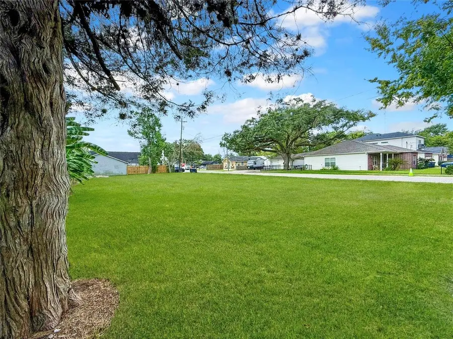 115 W Cleveland Street, Alvin, TX 77511 - Image #2