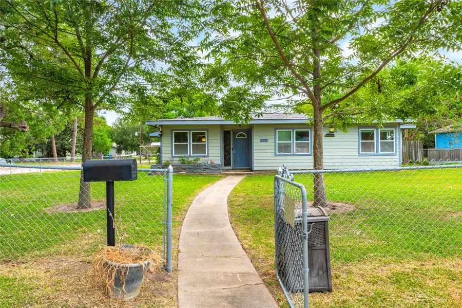 1226 14th Avenue N, Texas City, TX 77590 - #2