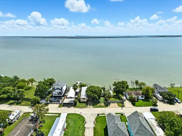 2938 Bay Oaks Harbor Drive, Baytown, TX 77523