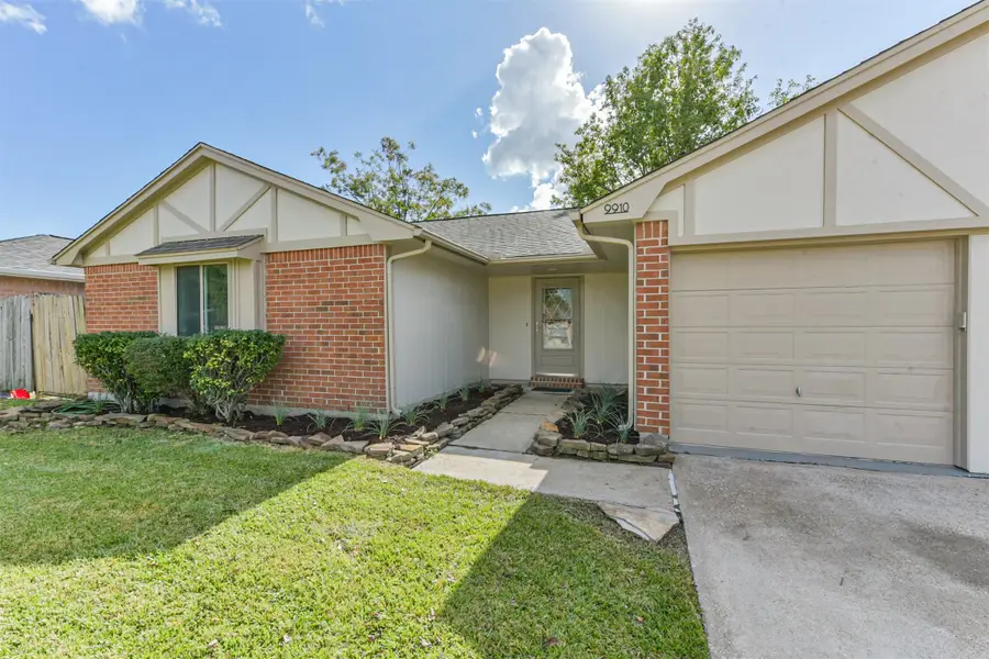 9910 Rustic Rock Road, La Porte, TX 77571 - Image #2