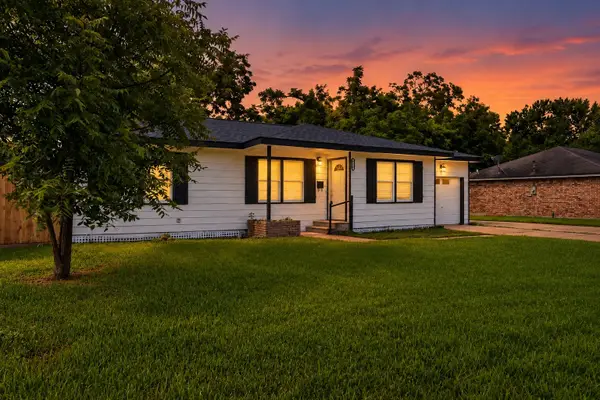 310 Nasturtium Street, Lake Jackson, TX 77566
