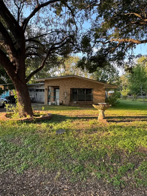 212 E Elizabeth Avenue, Palacios, TX 77465