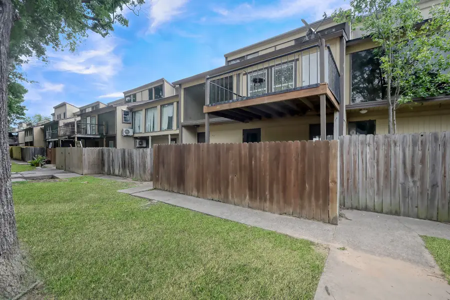 18 Lakeway St #18, Panorama Village, TX 77304 - #2