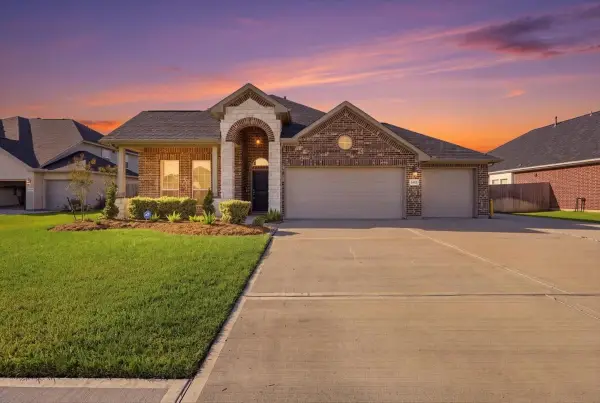 12031 Champions Forest Drive, Mont Belvieu, TX 77535