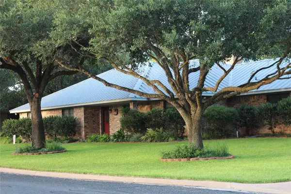 108 Meadow Drive, Schulenburg, TX 78956