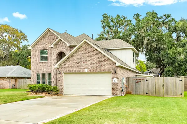 213 N Amherst Drive, West Columbia, TX 77486