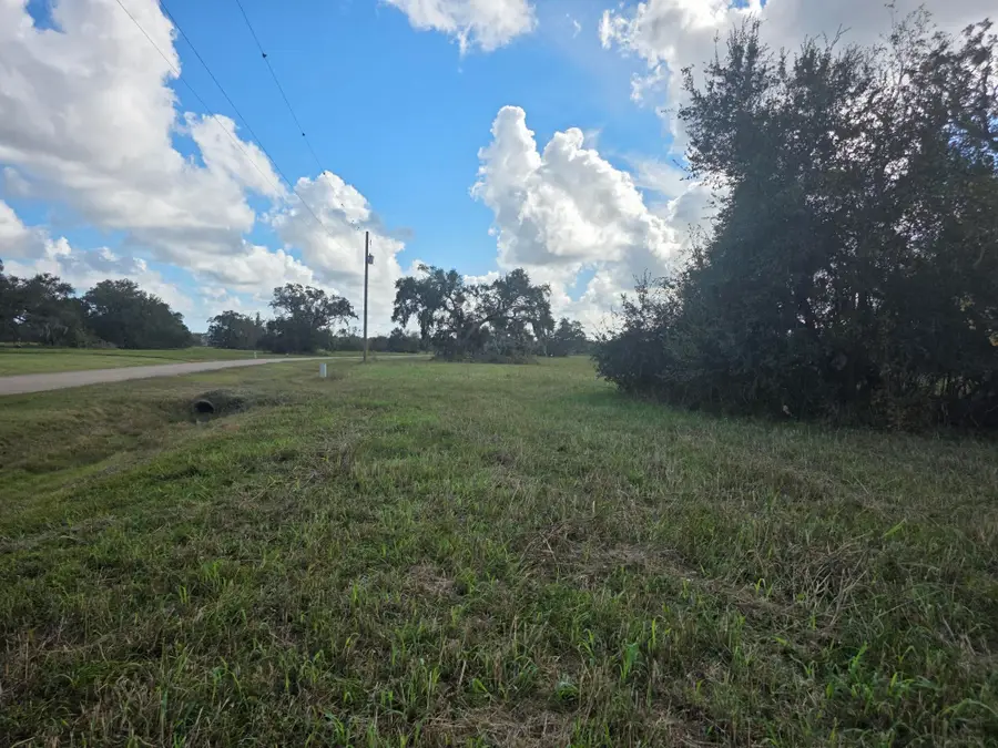 340 Pony Trail, Angleton, TX 77515 - Image #3