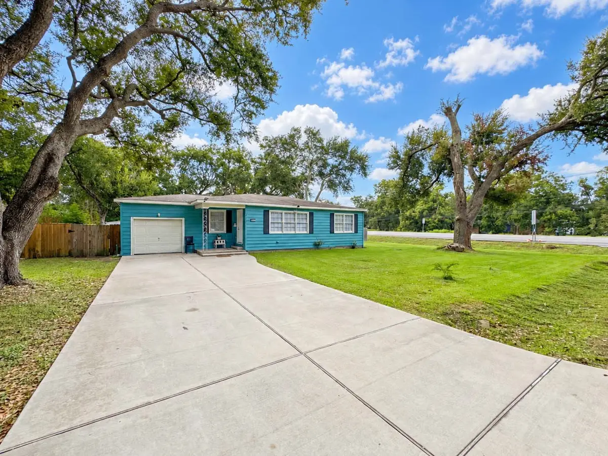 6737 E Bayou Drive, Hitchcock, TX 77563 - #1