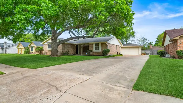 412 Daffodil Street, Lake Jackson, TX 77566