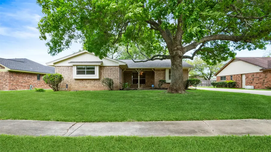 412 Daffodil Street, Lake Jackson, TX 77566 - #2