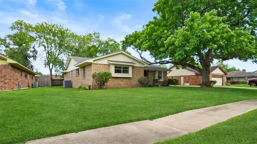 412 Daffodil Street, Lake Jackson, TX 77566 - #3