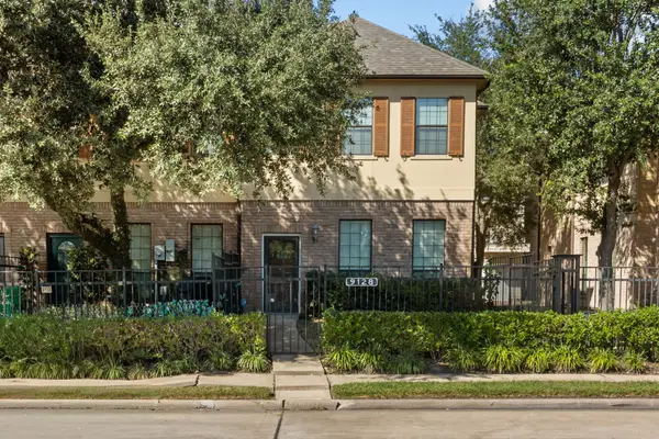 9128 Lakes At 610 Drive, Houston, TX 77054