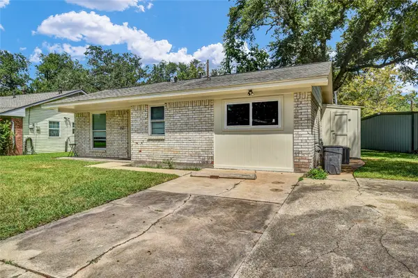253 N Shanks Street, Clute, TX 77531