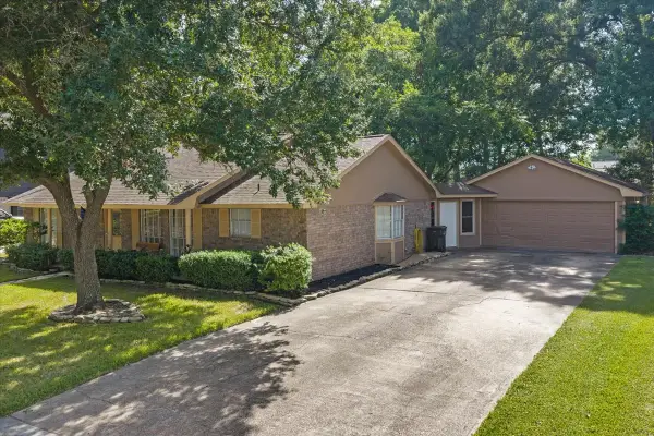 12615 Old River Drive, Mont Belvieu, TX 77523