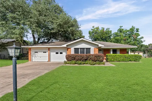1005 N Fowlkes Street, Sealy, TX 77474